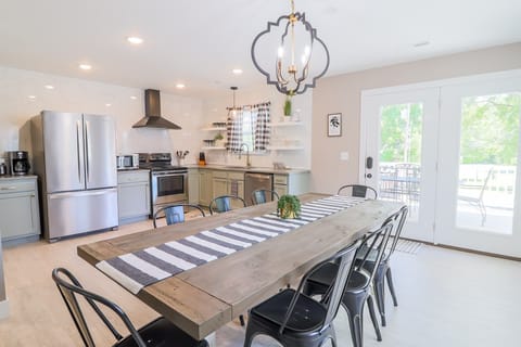 Private kitchen | Fridge, microwave, oven, stovetop