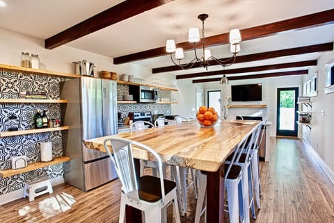 Full kitchen (meal prep for 12/seats 10)