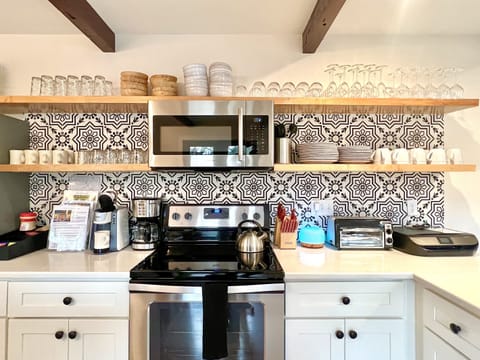 Full kitchen (meal prep for 12/seats 10)