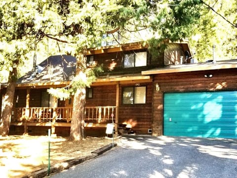 Level driveway accommodates 4-6 vehicles