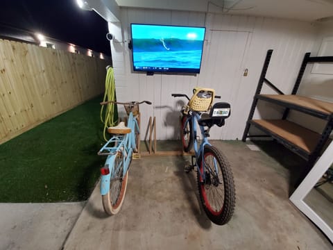 2 Beach cruisers & TV on covered front breezeway patio.