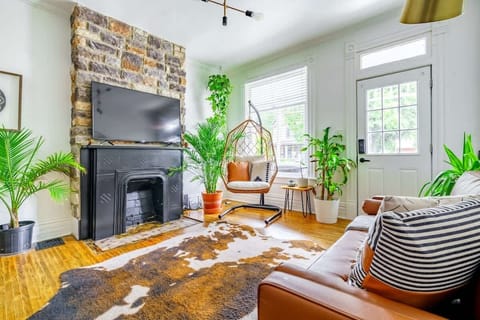 Chic Urban Hideaway: Stylish 3-Bed Home, Free Parking
FILLED with gorgeous rare plants from all over with exposed brick walls for a rustic feel of the home!