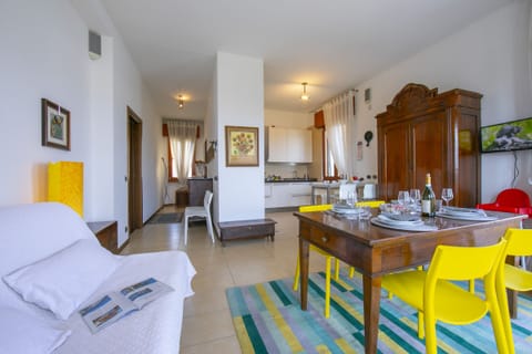 The livingroom with the kitchen in the back