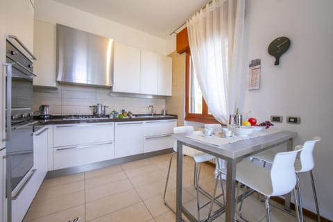 The kitchen with breakfast table