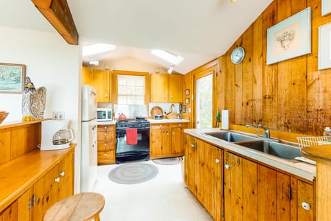 Private & quaint cabin-style home with wraparound porch - small dogs OK Haus in Vineyard Haven