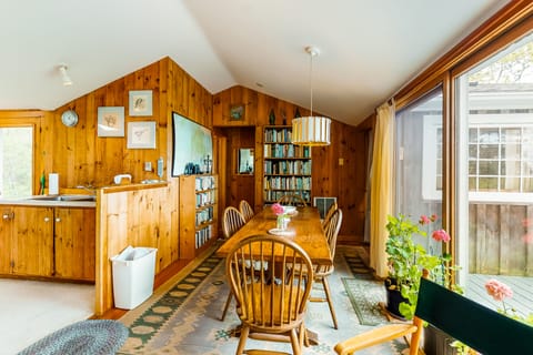 Private & quaint cabin-style home with wraparound porch - small dogs OK Haus in Vineyard Haven