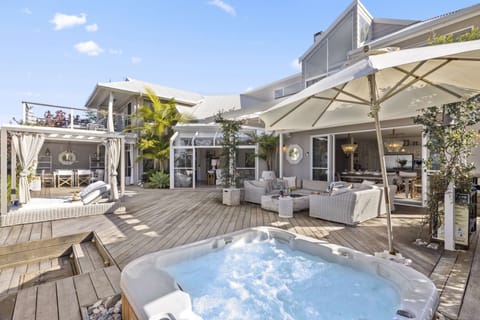 Alfresco Deck with Spa and Ocean Views, Direct Access to Beach