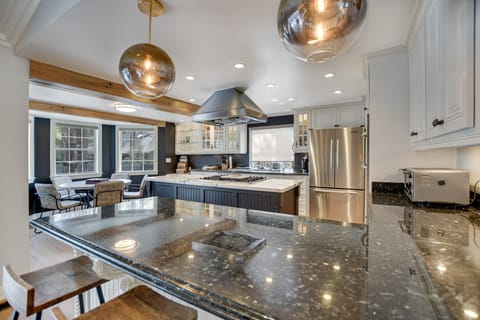 Kitchen fully equipped. with Breakfast Bar.