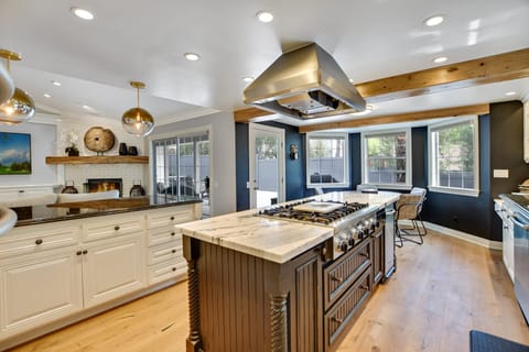 Kitchen fully equipped.