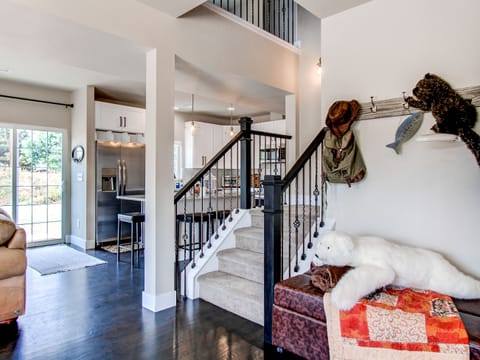 Read a book with Osa the bear