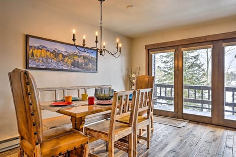 Dining Area | Dishes & Flatware Provided