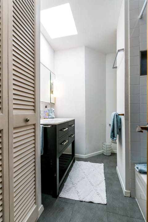 Combined shower/tub, towels