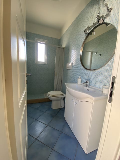 Combined shower/tub, hair dryer, bidet, towels