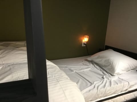 1 bedroom, desk, internet, bed sheets