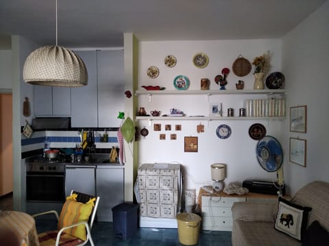 Private kitchen | Fridge, stovetop, coffee/tea maker, cookware/dishes/utensils