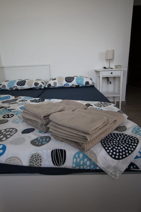 1 bedroom, bed sheets