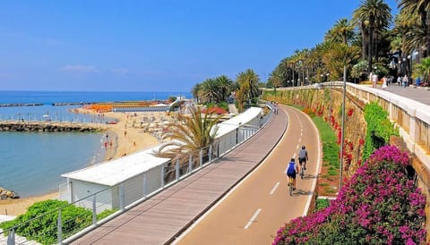 Beach nearby, sun loungers, beach towels