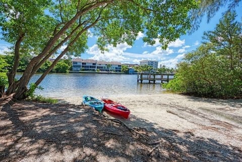 Beach nearby, sun loungers, beach towels