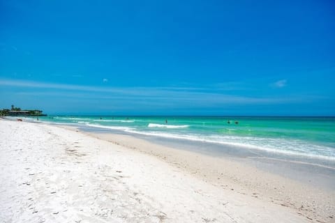 Beach nearby, sun loungers, beach towels