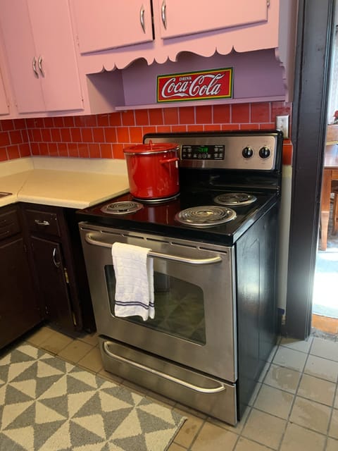 Fridge, oven, stovetop, coffee/tea maker