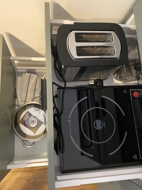 Microwave, oven, dishwasher, coffee/tea maker