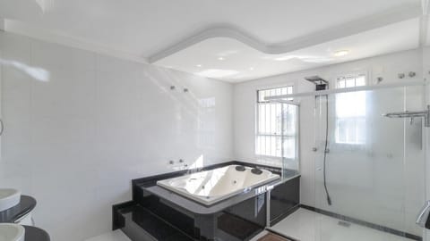 Shower, jetted tub, towels