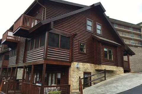 Rear of the cabin features screened porch,lower deck and upper balcony