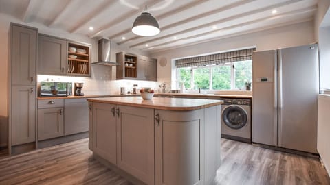 Kitchen with central island, Suncroft, Bolthole Retreats