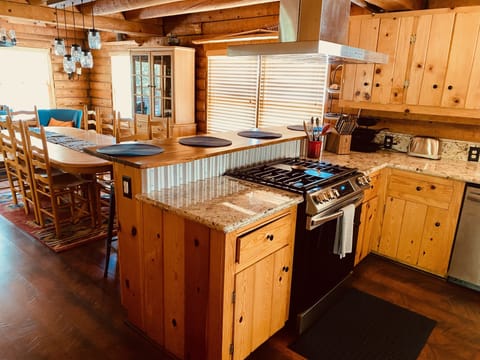 A perfect kitchen for family entertaining! Equipped with new Samsung appliances