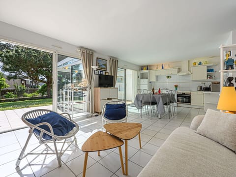 Furniture, Chair, Apartment, Shade, Kitchen & Dining Room Table, Houseplant, Outdoor Furniture, Balcony, Coffee Table