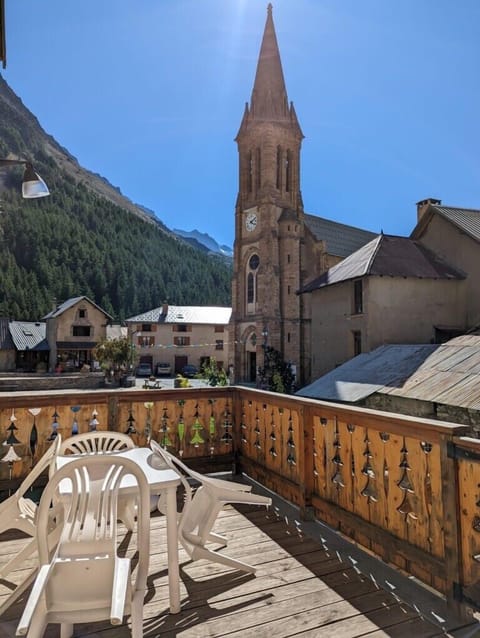Terrasse avec vue sur la place de l'église