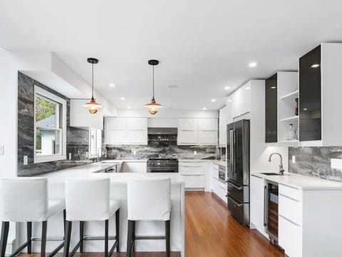 Private kitchen | Fridge, microwave, oven, stovetop