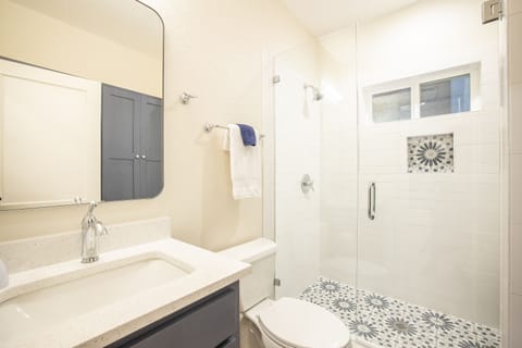 Combined shower/tub, hair dryer, towels