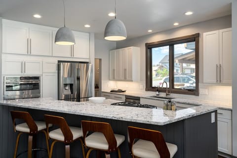 Island in the kitchen with seating for 4, plus large prep area on the lower half.