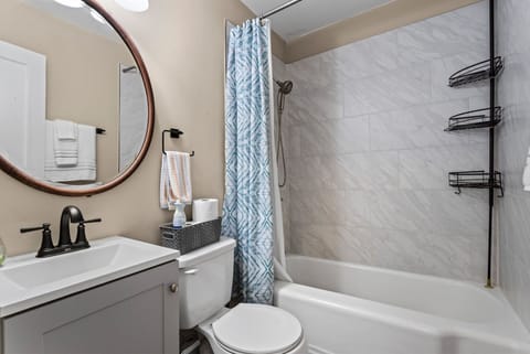 Combined shower/tub, hair dryer, towels