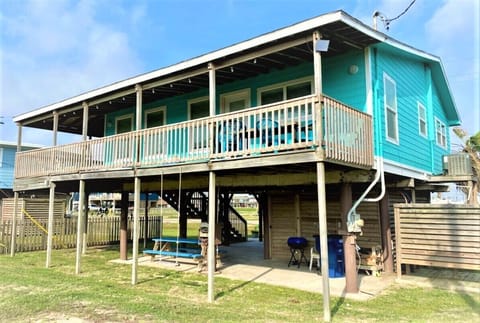 Adorable 2BD cottage, close to the beach. BBQ, picnic table and hot/cold shower 