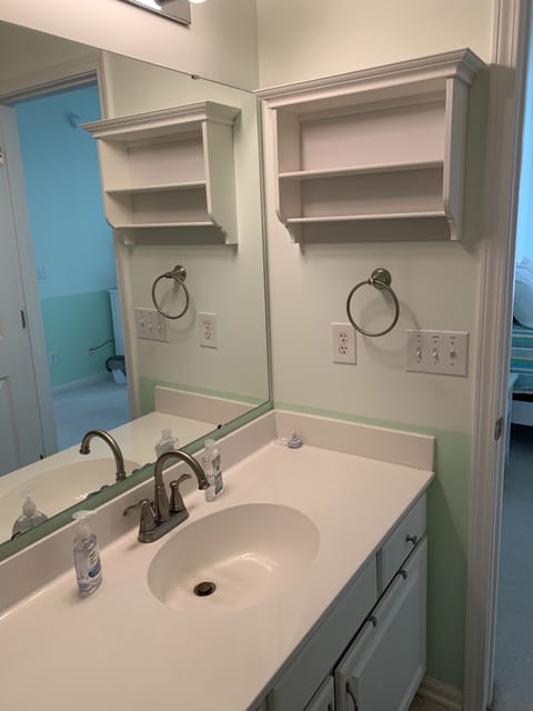 Combined shower/tub, jetted tub, hair dryer, towels