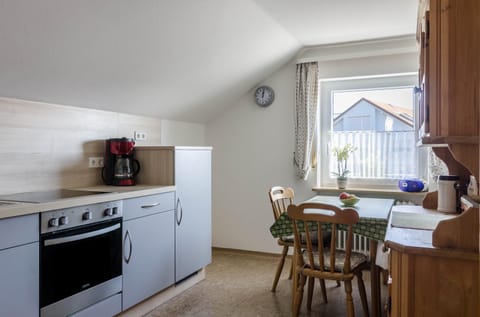 Fridge, oven, stovetop, coffee/tea maker