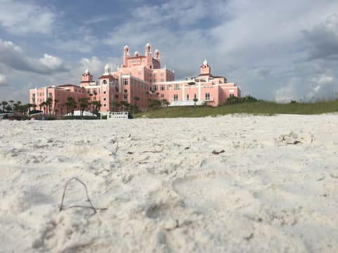 Beach nearby, sun loungers, beach towels