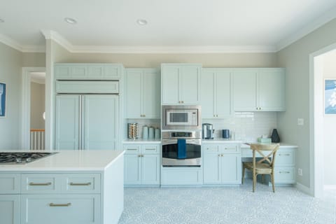 Spacious kitchen with dishwasher, disposal, microwave, oven & stove