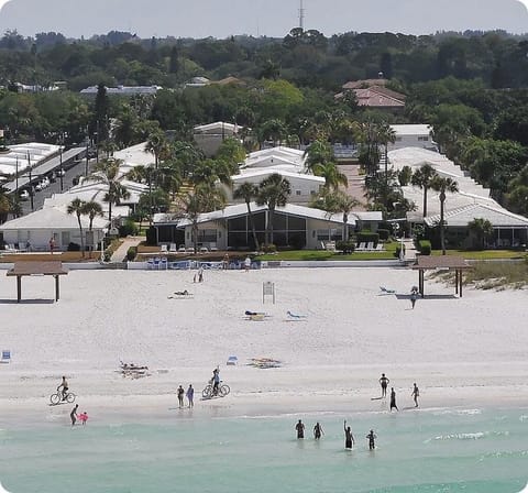 Beach nearby, sun loungers, beach towels