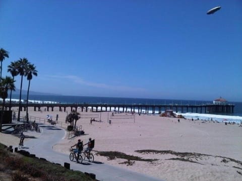 Beach nearby, sun loungers, beach towels