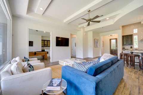 Living Room | Free WiFi | Central A/C & Heating | Smart TV