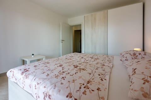 Sleeping area. bedroom with double bed