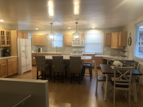 Private kitchen | Fridge, microwave, oven, stovetop