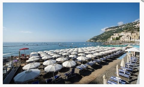 Beach nearby, sun loungers, beach towels