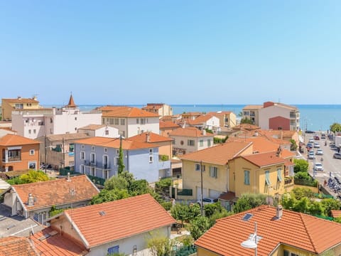 Residential Area, Roof, Neighbourhood, Town, Property, Human Settlement, Suburb, Village, Urban Area, House