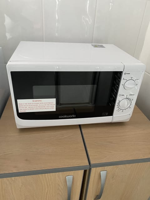 700 Watt Microwave - Easy to operate