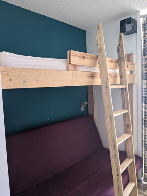 1 bedroom, travel crib