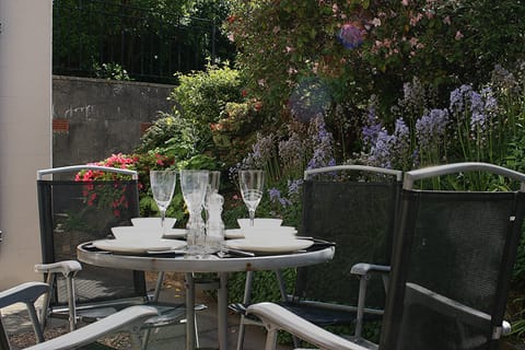 Patio garden with mature plants - perfect for some al fresco dining!